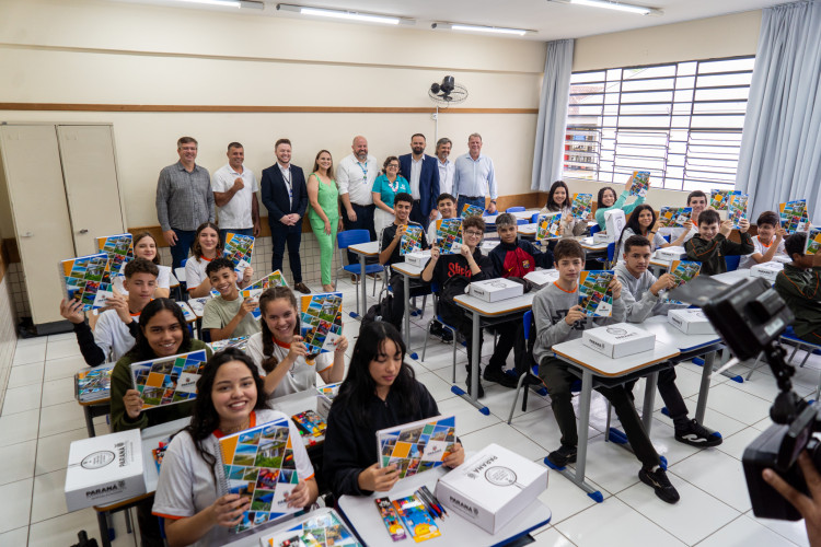 Inclusão e economia: pais e alunos aprovam kits escolares entregues pelo Estado