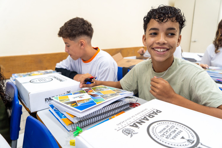 Inclusão e economia: pais e alunos aprovam kits escolares entregues pelo Estado