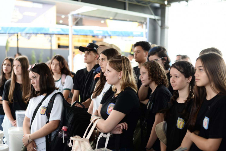 Iniciativa inédita: alunos de escola agrícola que se tornou cooperativa compram granja