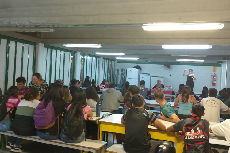 Vai um café com o diretor? Estratégias de escolas estaduais estão diminuindo evasão