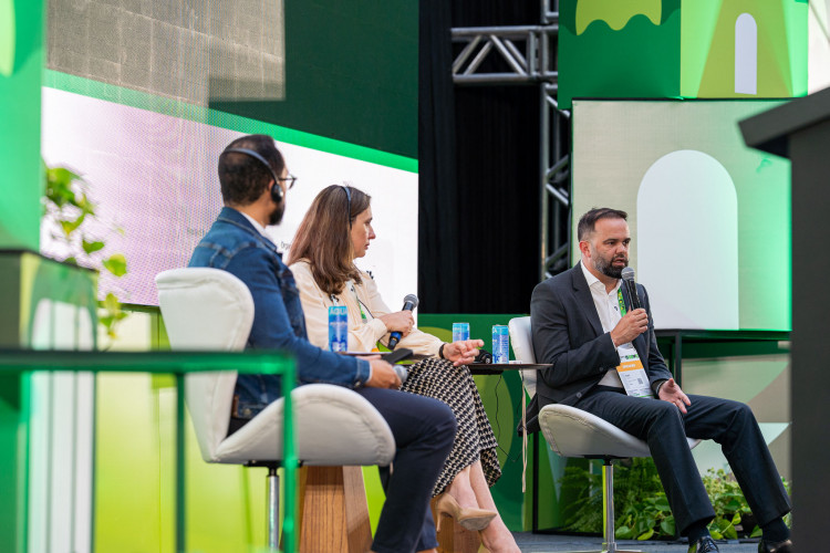 Conectividade e IA nas escolas do Paraná são destaques no Smart City Expo