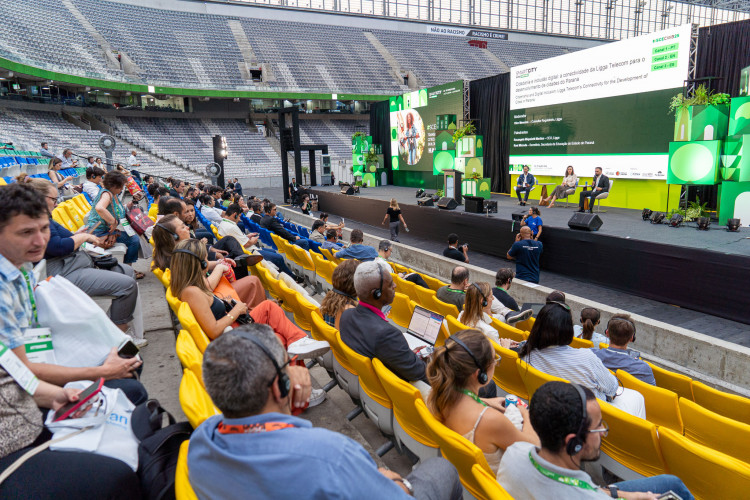 Conectividade e IA nas escolas do Paraná são destaques no Smart City Expo
