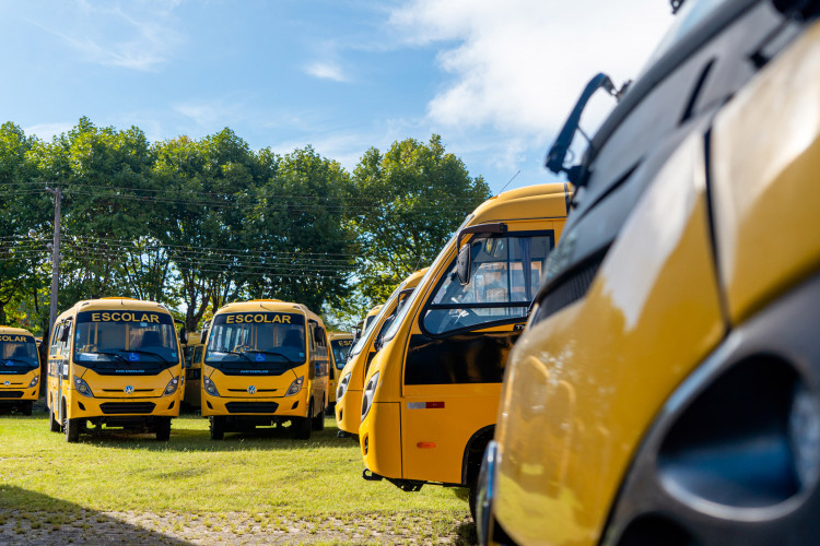 Renovação da frota escolar: Governo entrega mais 102 ônibus novos a 86 municípios