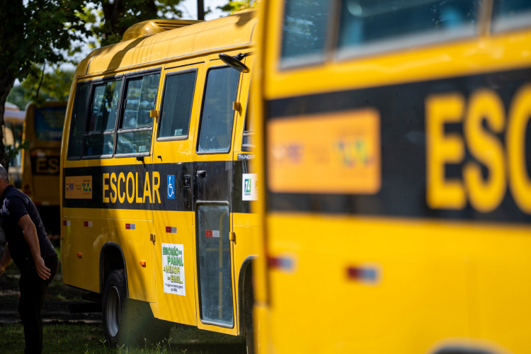 Renovação da frota escolar: Governo entrega mais 102 ônibus novos a 86 municípios