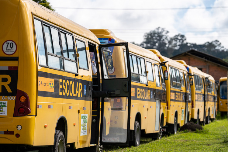 Renovação da frota escolar: Governo entrega mais 102 ônibus novos a 86 municípios