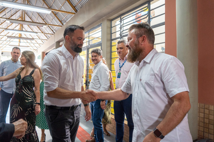 Aporte de R$ 570 mil: Estado entrega nova quadra esportiva em colégio de Curitiba