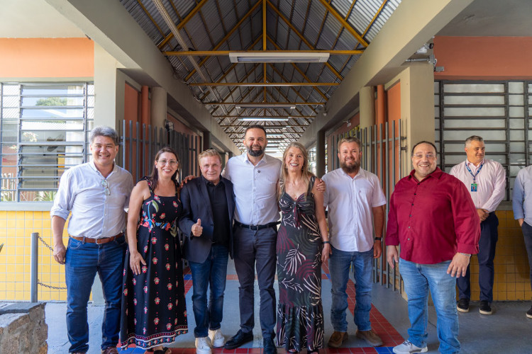 Aporte de R$ 570 mil: Estado entrega nova quadra esportiva em colégio de Curitiba