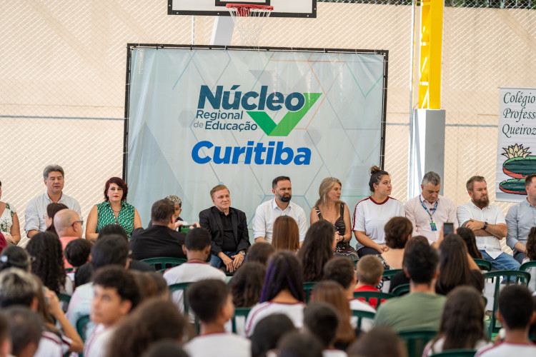 Aporte de R$ 570 mil: Estado entrega nova quadra esportiva em colégio de Curitiba