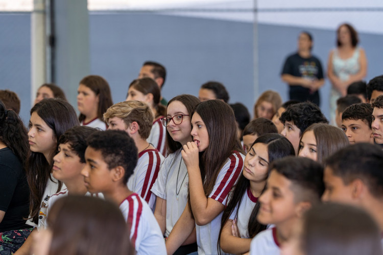 Aporte de R$ 570 mil: Estado entrega nova quadra esportiva em colégio de Curitiba