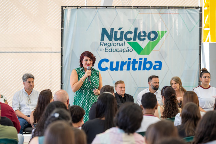 Aporte de R$ 570 mil: Estado entrega nova quadra esportiva em colégio de Curitiba