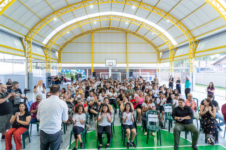 Aporte de R$ 570 mil: Estado entrega nova quadra esportiva em colégio de Curitiba