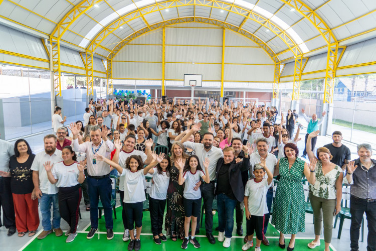 Aporte de R$ 570 mil: Estado entrega nova quadra esportiva em colégio de Curitiba