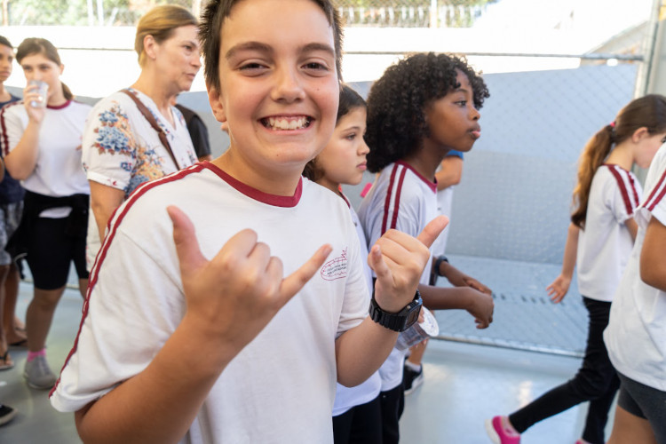 Aporte de R$ 570 mil: Estado entrega nova quadra esportiva em colégio de Curitiba