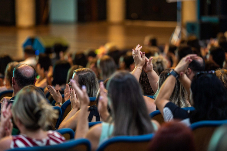 Audiência aplaude abertura do evento