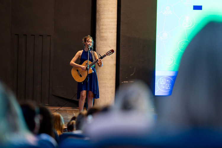 Aluna Dancep tocando violão