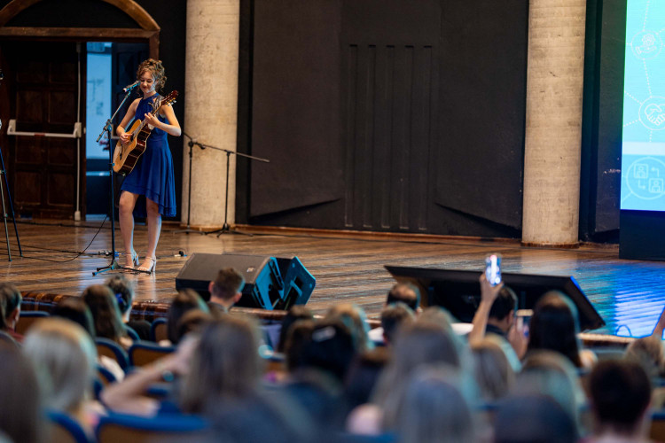 Aluna Dancep tocando violão