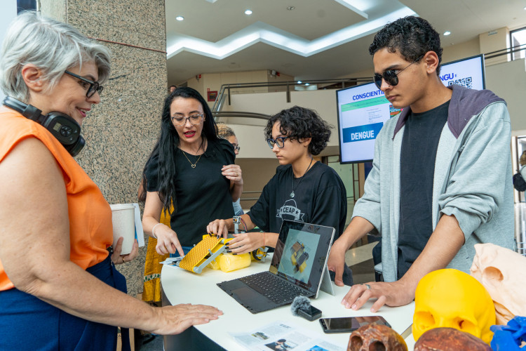 Clubes de ciências: alunos de colégios estaduais apresentam projetos a adultos na Fiep