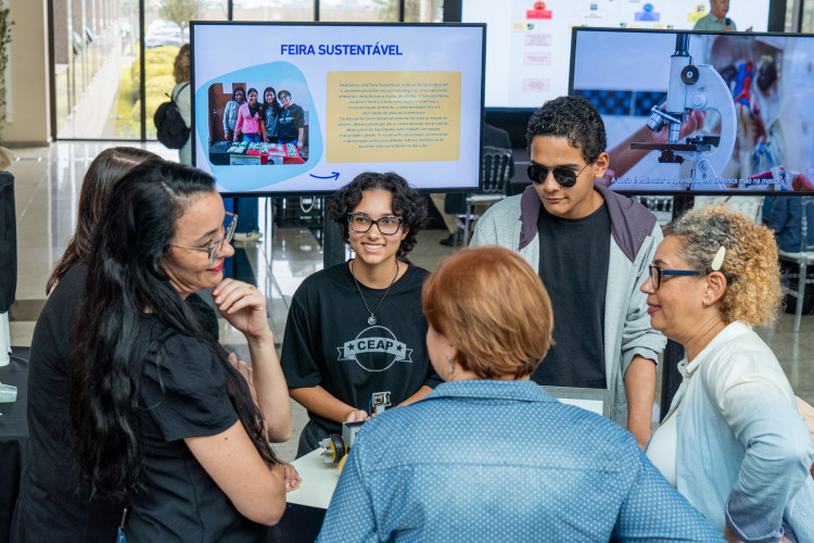 Clubes de ciências: alunos de colégios estaduais apresentam projetos a adultos na Fiep