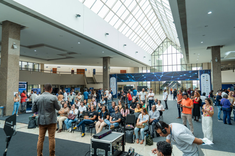 Clubes de ciências: alunos de colégios estaduais apresentam projetos a adultos na Fiep