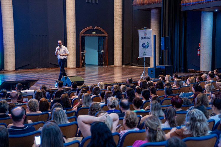 Secretário de apresenta