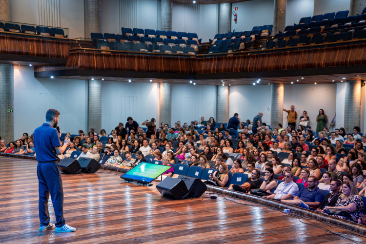 Palestrante se apresenta