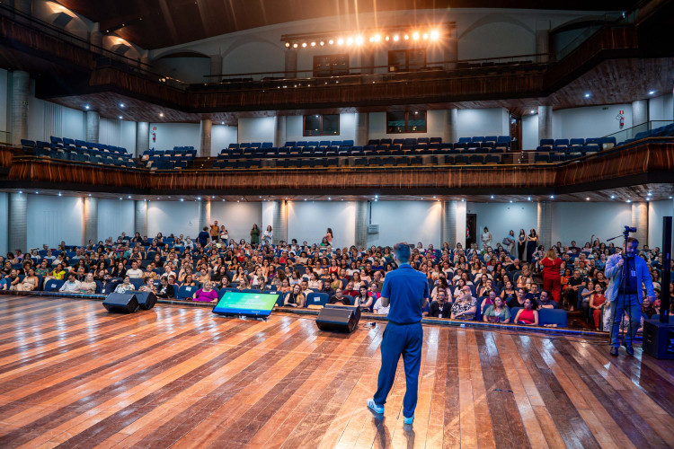 Palestrante se apresenta