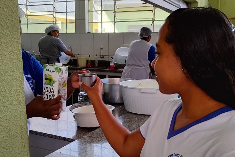 Governo do Paraná inclui água de coco no cardápio da alimentação escolar