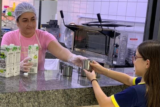 Governo do Paraná inclui água de coco no cardápio da alimentação escolar