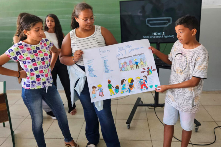 Combate ao bullying: alunos de colégio estadual criam música e videoclipe para conscientização