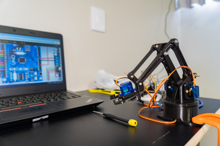 Escolas do Paraná que ofertam tempo integral recebem mais 3 mil kits de robótica