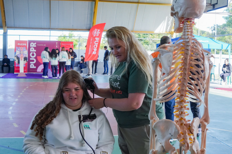 Feira do Conhecimento amplia horizontes de alunos de colégio estadual na RMC