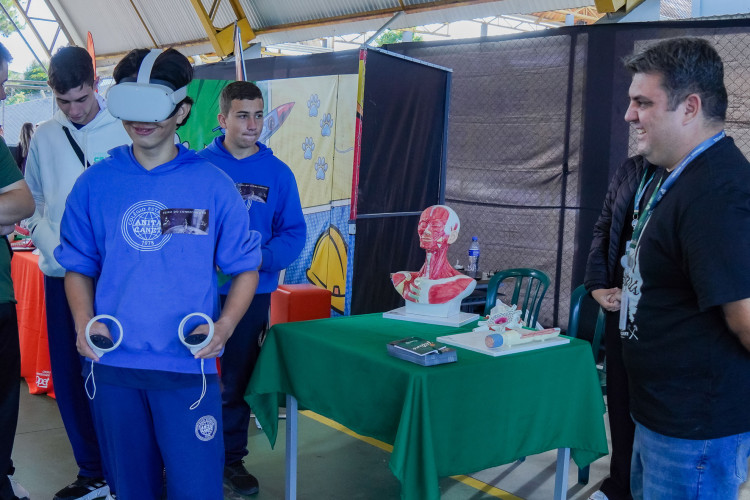 Feira do Conhecimento amplia horizontes de alunos de colégio estadual na RMC