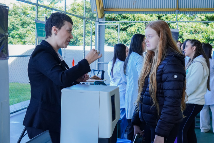 Feira do Conhecimento amplia horizontes de alunos de colégio estadual na RMC