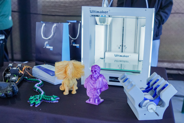 Feira do Conhecimento amplia horizontes de alunos de colégio estadual na RMC