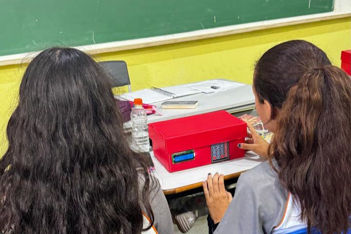 Alunos de colégio estadual criam calculadora para ajudar colegas com a tabuada