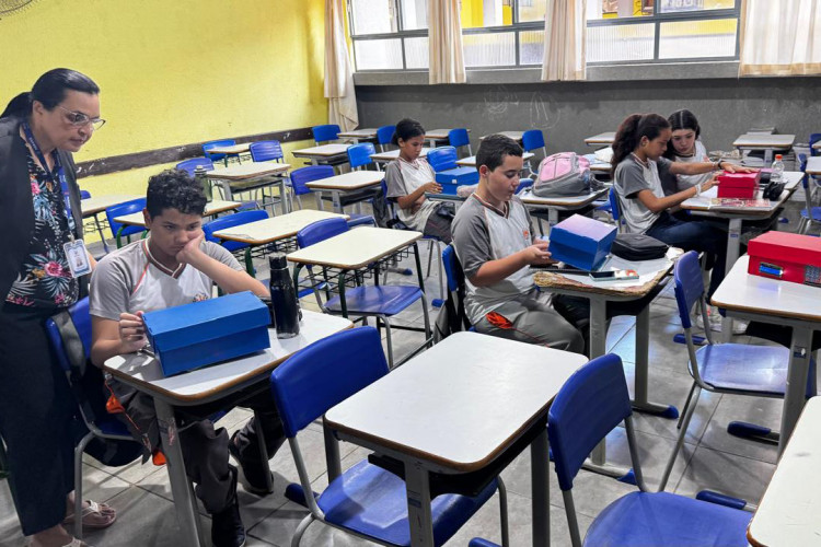 Alunos de colégio estadual criam calculadora para ajudar colegas com a tabuada