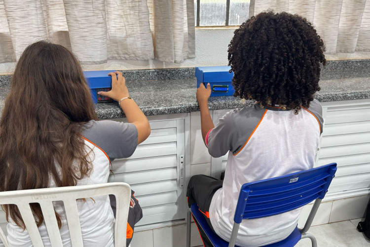 Alunos de colégio estadual criam calculadora para ajudar colegas com a tabuada
