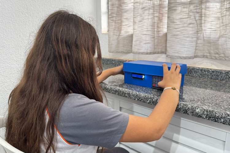Alunos de colégio estadual criam calculadora para ajudar colegas com a tabuada