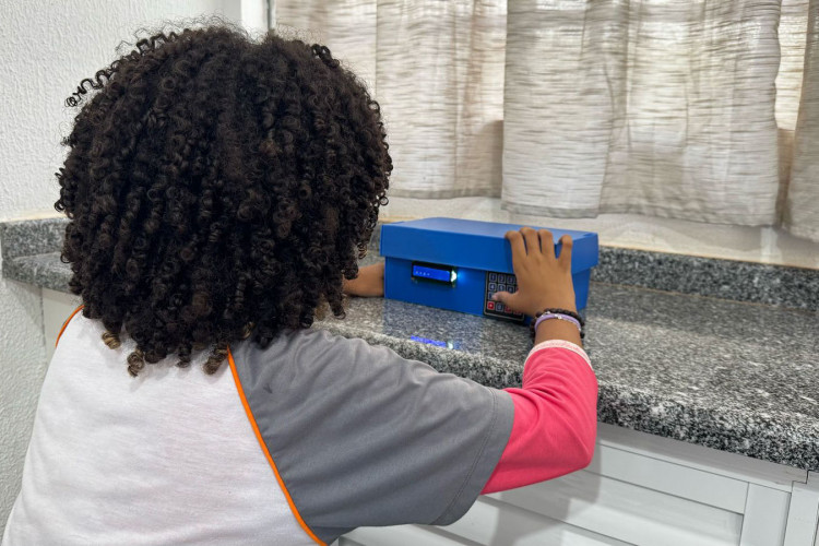 Alunos de colégio estadual criam calculadora para ajudar colegas com a tabuada