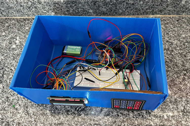 Alunos de colégio estadual criam calculadora para ajudar colegas com a tabuada