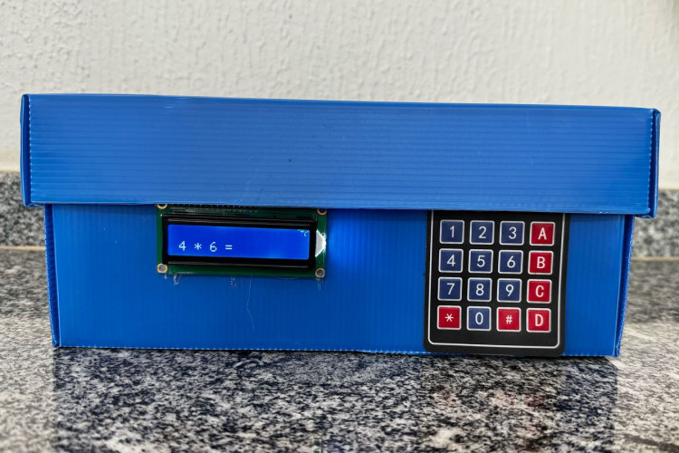 Alunos de colégio estadual criam calculadora para ajudar colegas com a tabuada