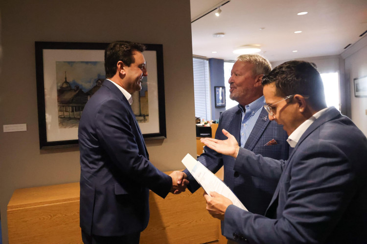 Governador discute programas turísticos e Ganhando o Mundo com prefeitos na Flórida