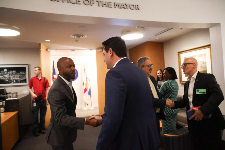 Governador discute programas turísticos e Ganhando o Mundo com prefeitos na Flórida