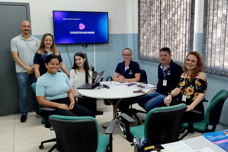 Egressa da rede estadual leva conhecimentos de programação a alunas do ensino médio