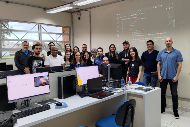 Egressa da rede estadual leva conhecimentos de programação a alunas do ensino médio