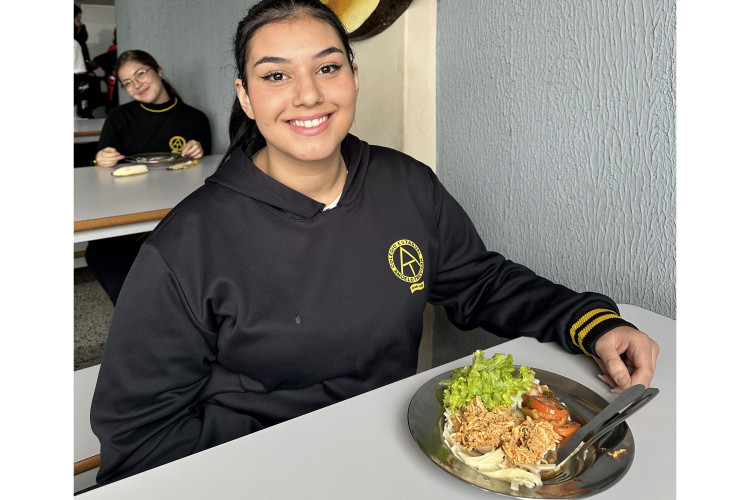 Governo entrega 3ª remessa de produtos não perecíveis e pinhão para escolas estaduais