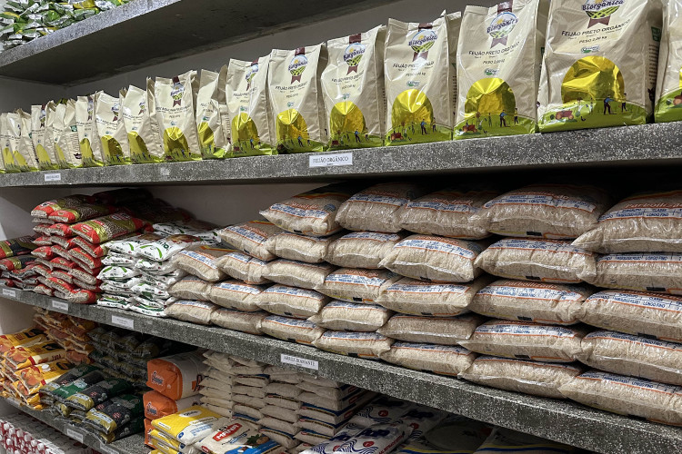 Governo entrega 3ª remessa de produtos não perecíveis e pinhão para escolas estaduais