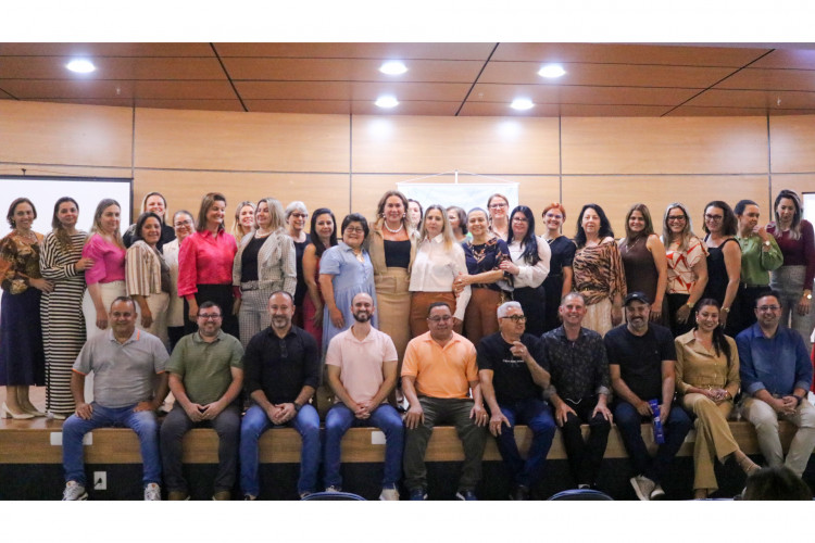 NRE de Umuarama capacita 600 professores em evento regional sobre autismo e inclusão. Na foto, Dra Leslye Sartori