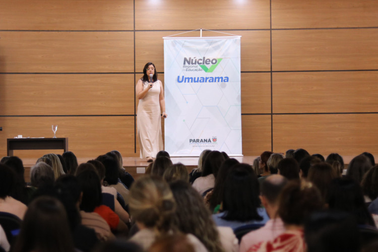 NRE de Umuarama capacita 600 professores em evento regional sobre autismo e inclusão. Na foto, Dra Leslye Sartori