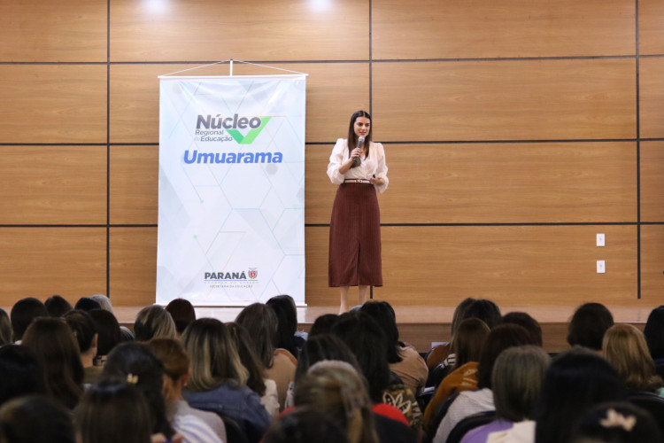 NRE de Umuarama capacita 600 professores em evento regional sobre autismo e inclusão. Na foto, Dra Leslye Sartori